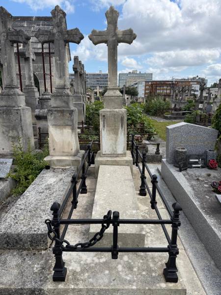 Après : tombe nettoyée par cryogénie au cimetière de la Chartreuse à Bordeaux